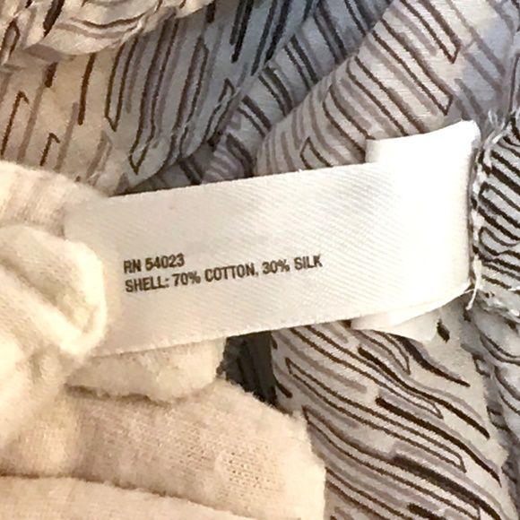 Silk Pull Over Blouse. Beautiful Pintucked Details. Elegant. The Gap. Small - Picture 8 of 10